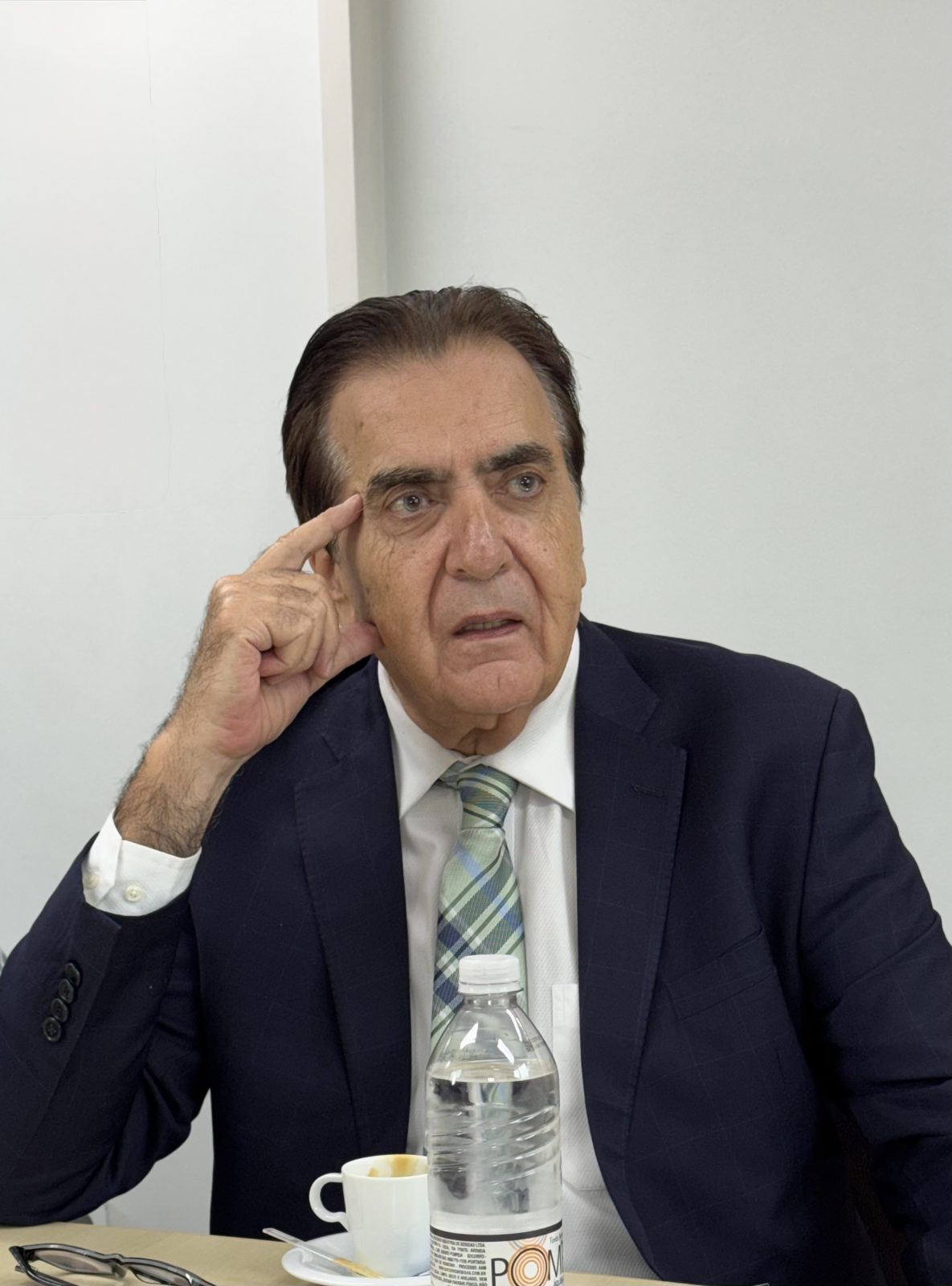 Rogério em conversa com apoiadores